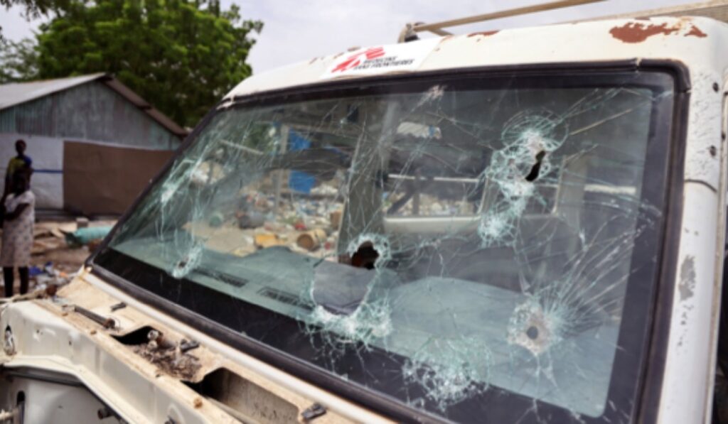 Vehículo de MSF atacado en Lankien. Foto: MSF / Stefan Pejovic.