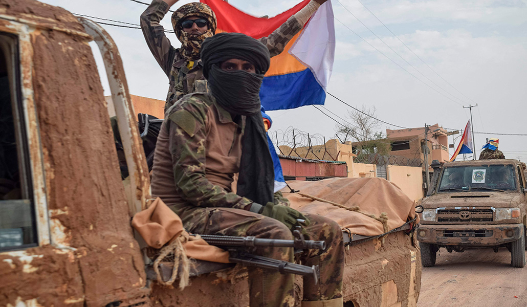 Combatientes separatistas del Frente de Liberación de Azawad llegan a Kidal el 28 de abril, tras tomarla.