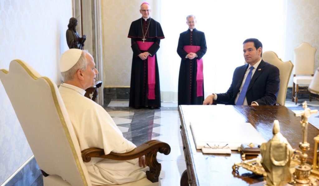 Un momento de la conversación. Foto: Vatican Media.