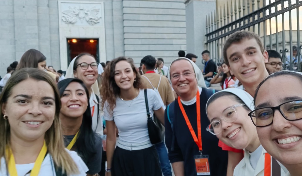 López-Barrajón (tercera por la derecha) con jóvenes en la Almudena. Foto cedida por Susana López-Barrajón.