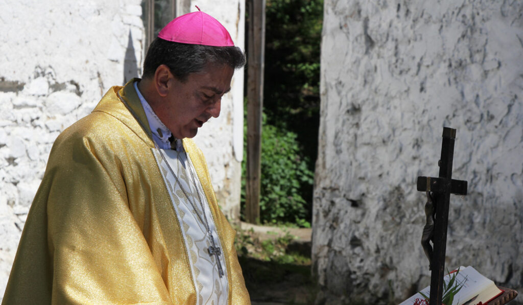 Maury durante una Eucaristía en Deva (Rumanía).