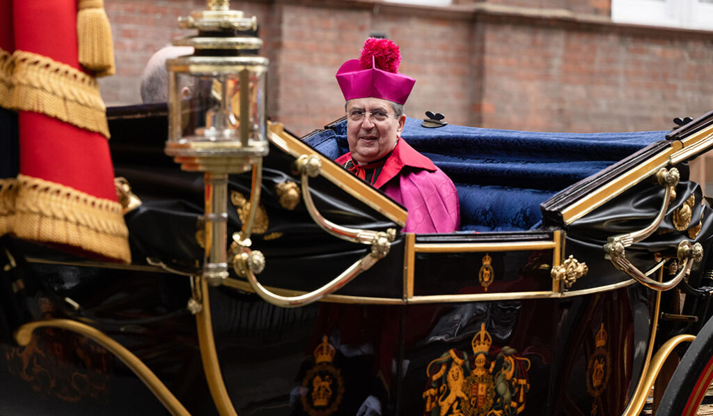 El nuevo nuncio en la carroza que, según dicta el protocolo, lo traslada a su encuentro con el rey.