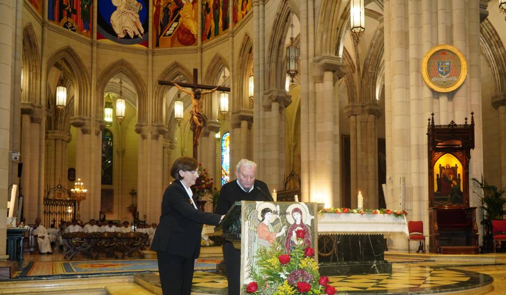 Kiko Argüello ha leído la monición antes del inicio de la Eucaristía. Foto: Álvaro de Juana.