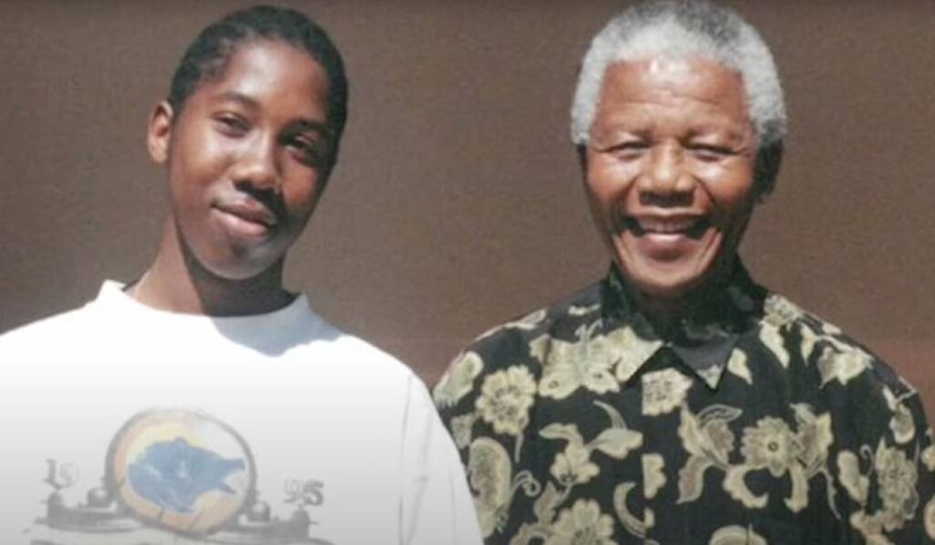 Ndaba con su abuelo, Nelson Mandela. Foto: RootsTech.org.