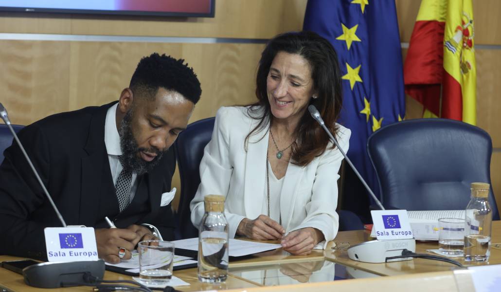 Ndaba Mandela suscribe la Alianza para el Futuro de la Educación junto con Sonia Díez. Foto: EducAcción.