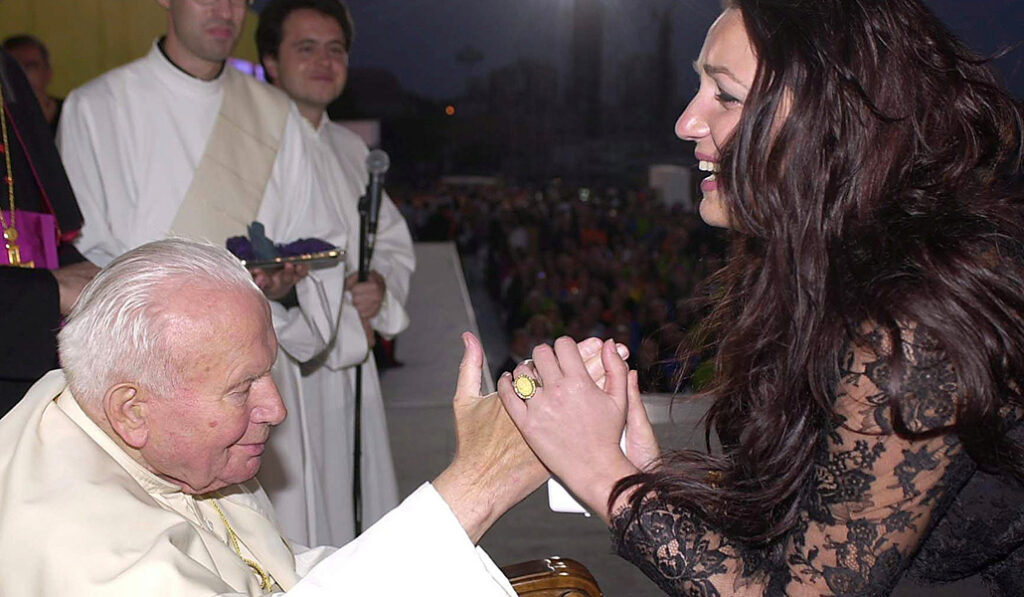 Niña Pastori con Juan Pablo II.