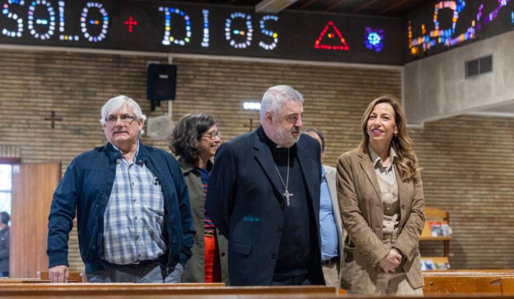 Carlos Escribano junto a la alcaldesa, Natalia Chueca y el párroco de una de las iglesias de la iniciativa, Javier Zudaire. Fuente: Ayto de Zaragoza.