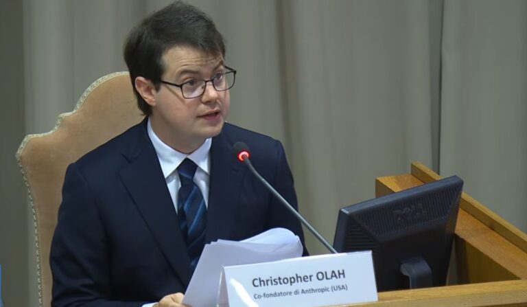 Christopher Olah durante su intervención. Foto: Vatican Media.