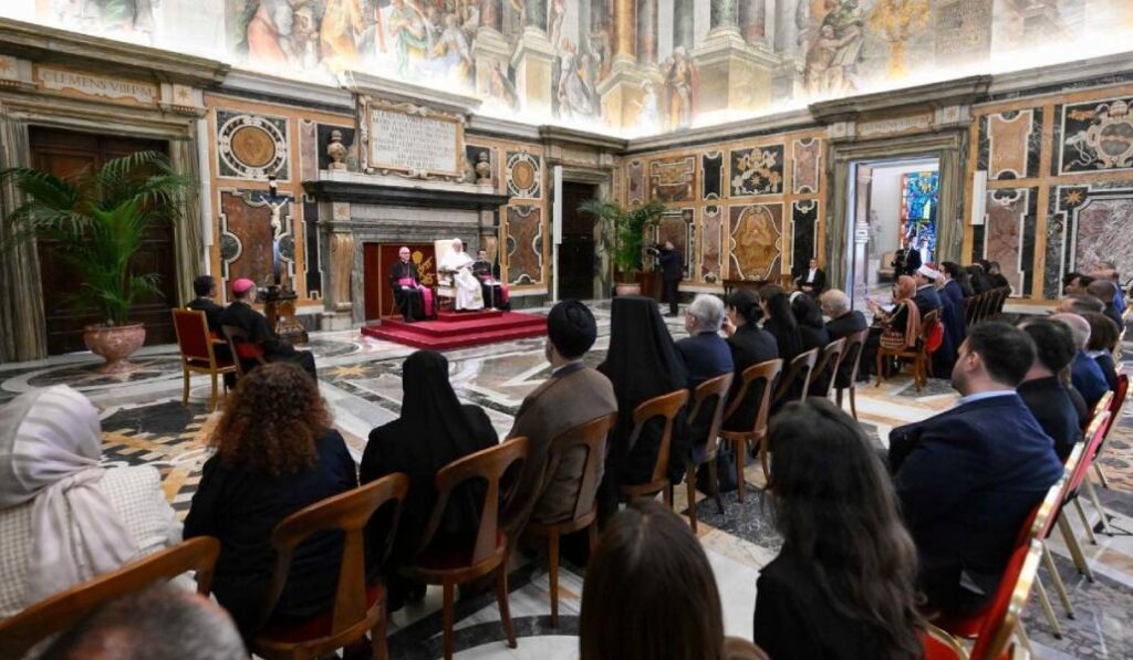 El Papa durante su discurso. Foto: Vatican News.