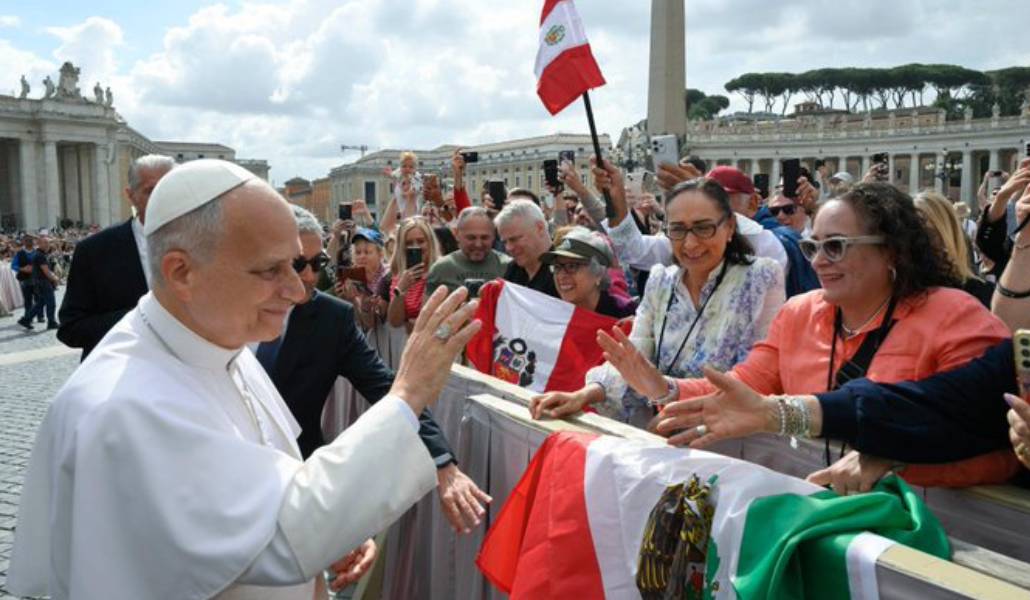 El Papa saluda a los fieles en un momento de la audiencia. Foto: Vatican News.