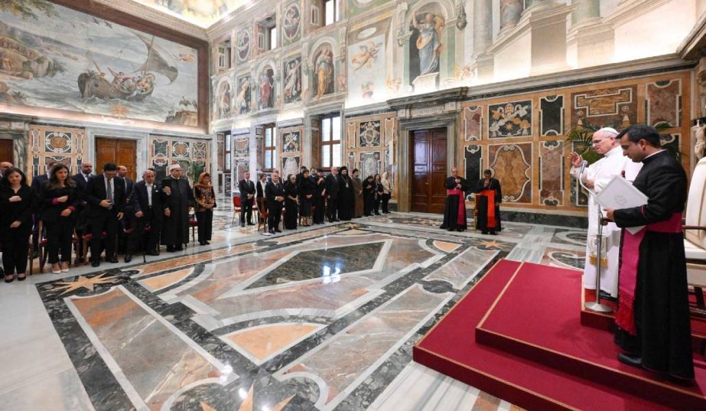 El Papa se dirige a los participantes del coloquio interreligioso. Foto: Vatican News.