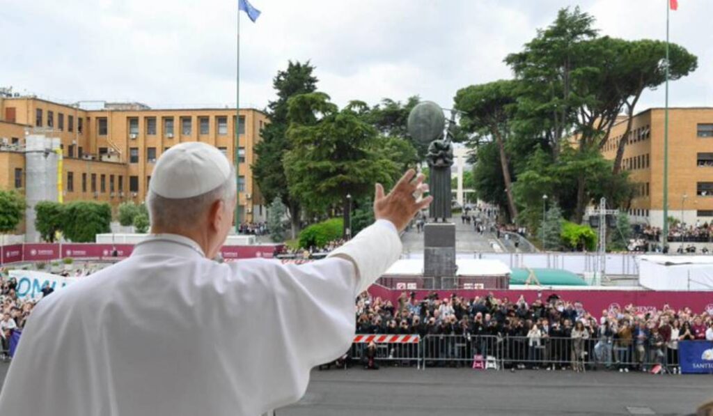 El Papa saluda a los jóvenes de la Sapienza. Foto: Vatican News.