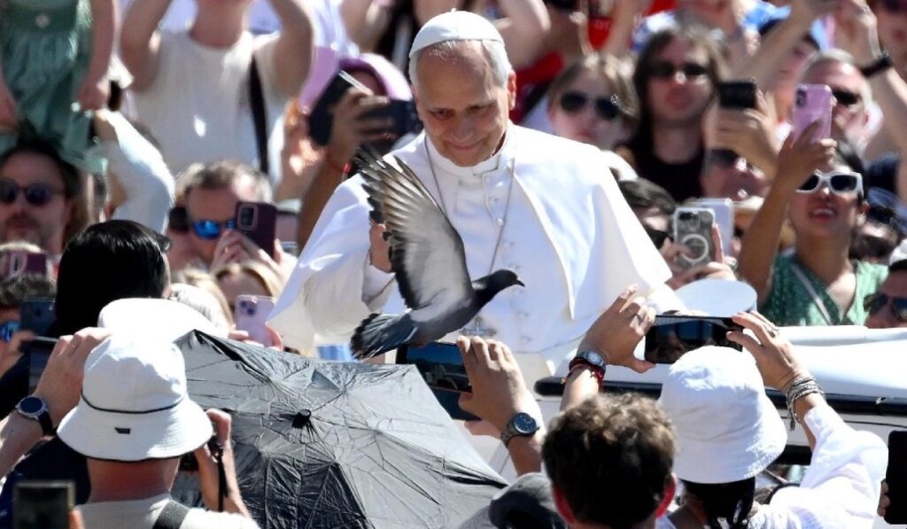 El Papa entre los fieles durante la audiencia. Foto: Vatican Media.