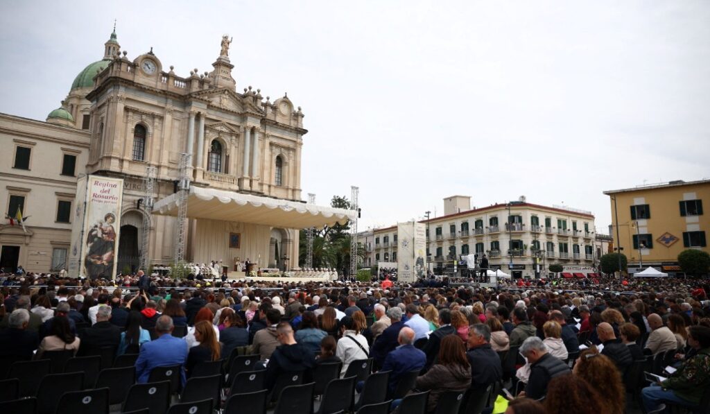 Vista de la plaza delante del santuario, donde se ha celebrado la Misa. Foto: Reuters / Guglielmo Mangiapane.