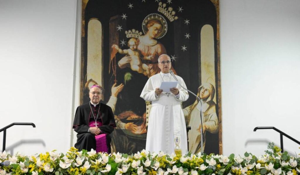 León XIV ha pedido «mantener viva la hermosa devoción del Rosario». Foto: Vatican News.