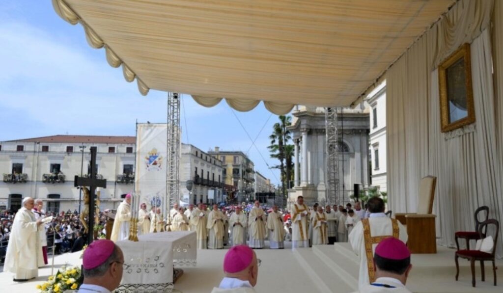 El Pontífice lee la súplica a la Virgen de Pompeya. Foto: Vatican Media.