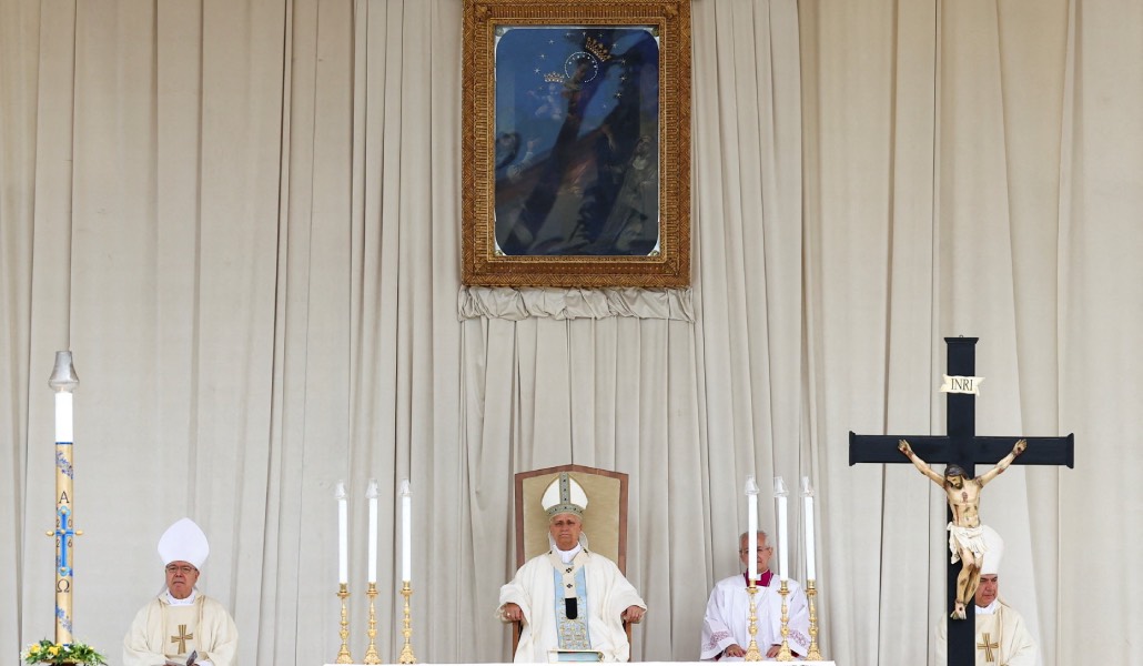 León XIV bajo la Virgen del Rosario de Pompeya, durante la Misa. Foto: Reuters / Guglielmo Mangiapane.