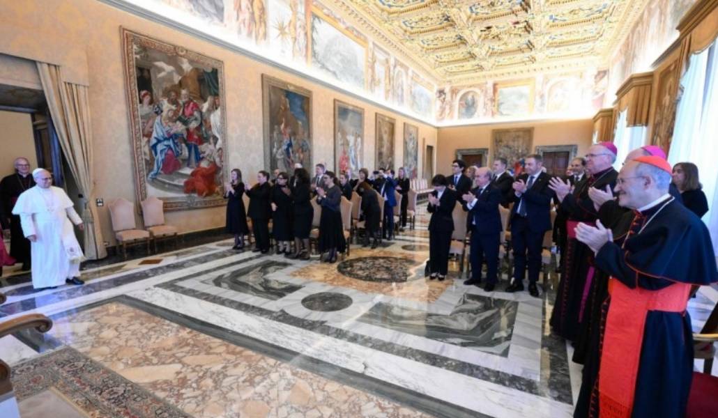 León XIV llega al encuentro sobre educación y salud mental. Foto: Vatican Media.