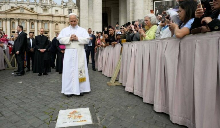 León XIV ante la placa del atentado de 1981. Foto: Vatican News.