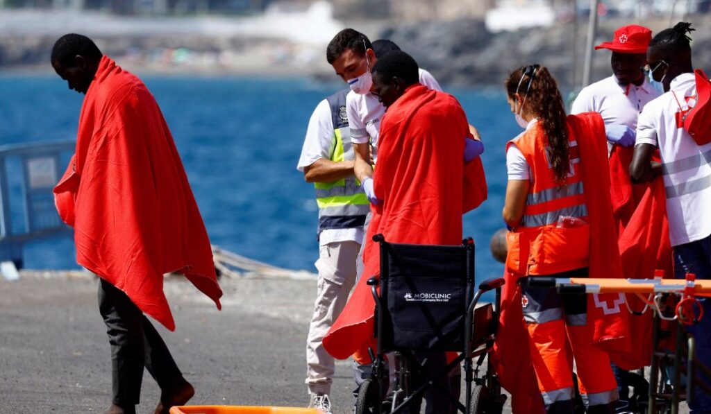 Atención a migrantes en el puerto de Arguineguín, que visitará León XIV.