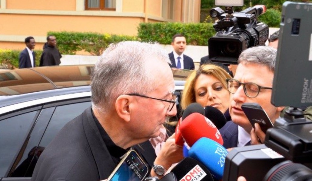 Parolin con los medios a los que habló sobre la visita del Papa a España.