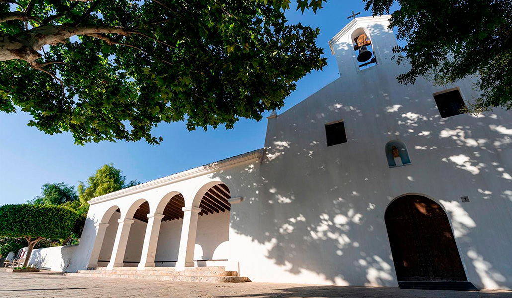 Fachada de esta parroquia que fue iglesia conventual franciscana.