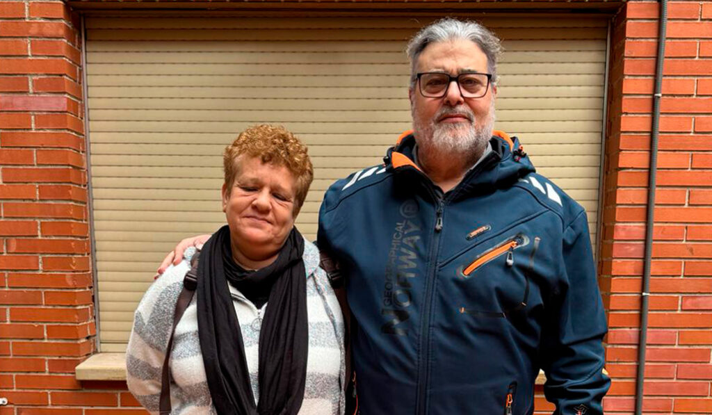Antonio de la Calle con la responsable de caridad.