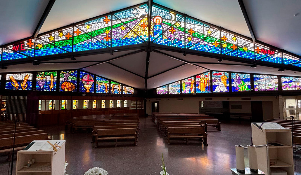 El interior del templo se caracteriza por sus vistosas vidrieras.