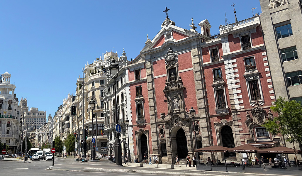 Situada en el centro de Madrid, es el primer monumento que visitan muchos turistas al llegar a la capital.