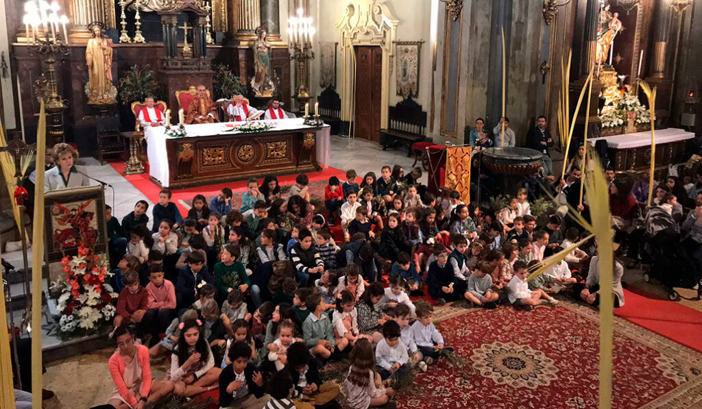 Los niños de las comunidades del Camino en un Domingo de Ramos.