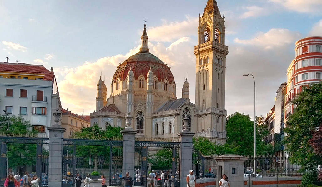 Exterior de la iglesia de San Manuel y San Benito.