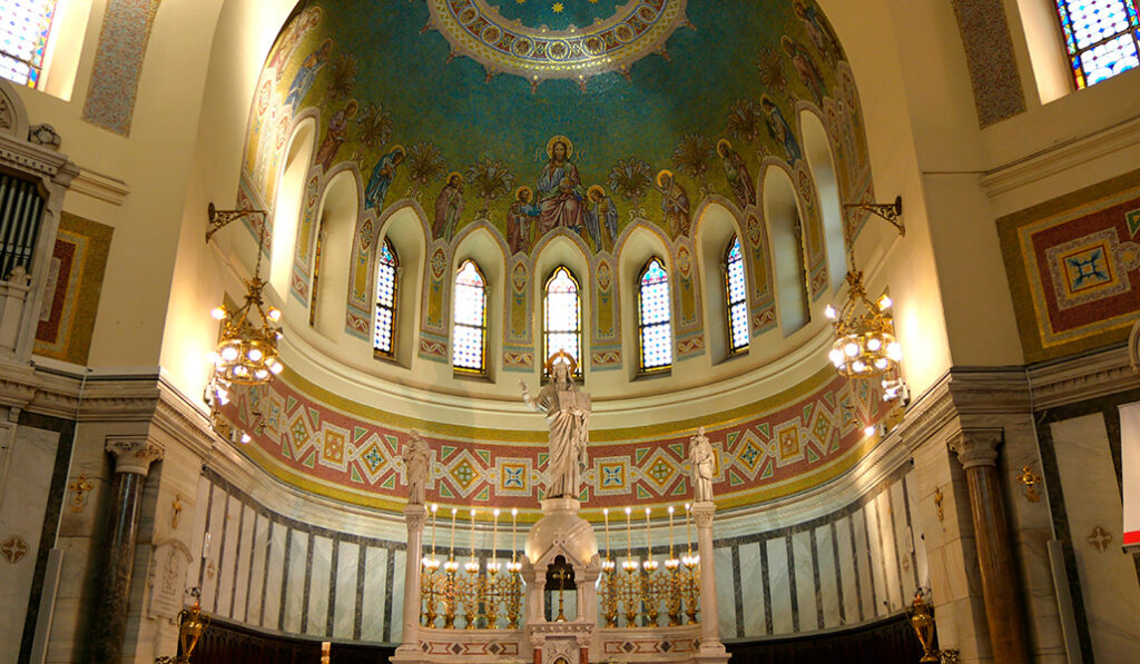El majestuoso interior de San Manuel y San Benito.