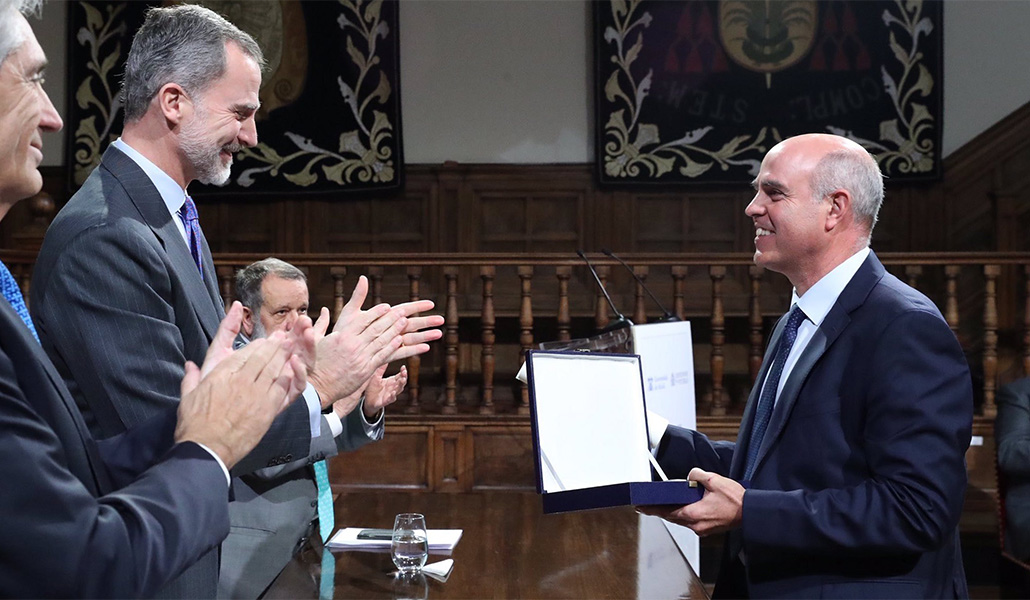 Larrosa recibe el Premio Derechos Humanos Rey de España de manos de Felipe VI.