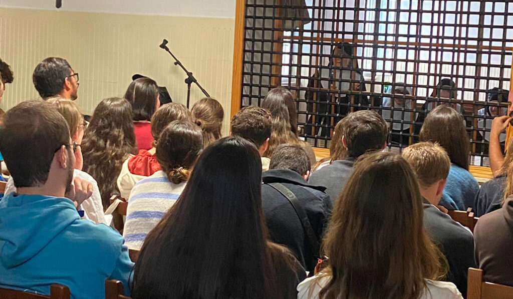 Aparte de rezar, los jóvenes también hablan con las religiosas.