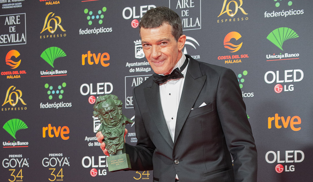 Antonio Banderas con su Goya a Mejor actor en la Gala de los Goya 2020