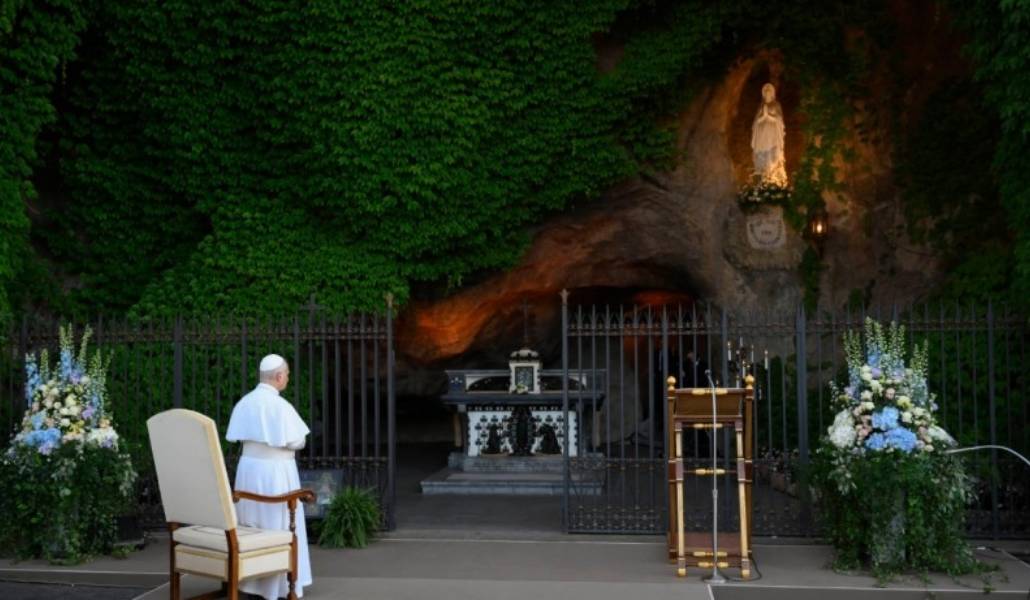 El Papa se dirige a María en la gruta vaticana. Foto: Vatican Media.