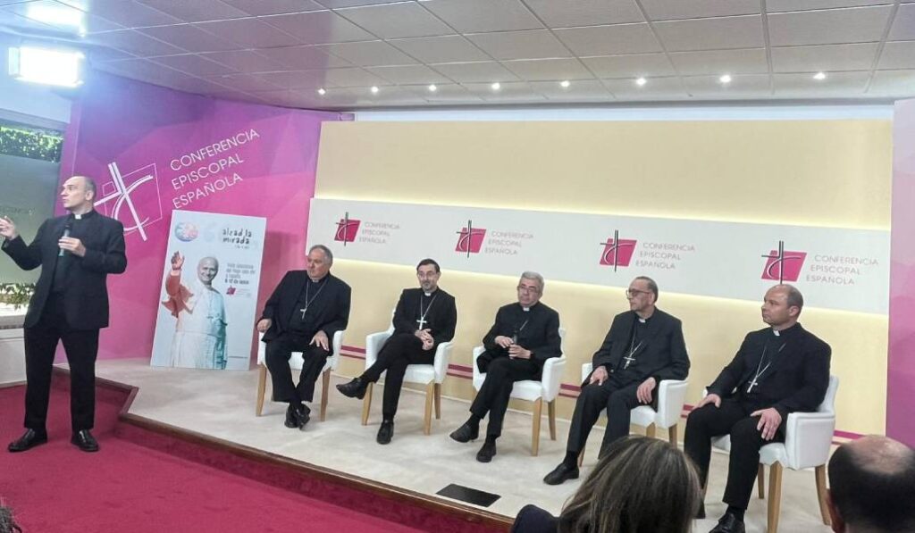Rueda de prensa en la CEE en la que se ha presentado el programa del viaje del Papa.