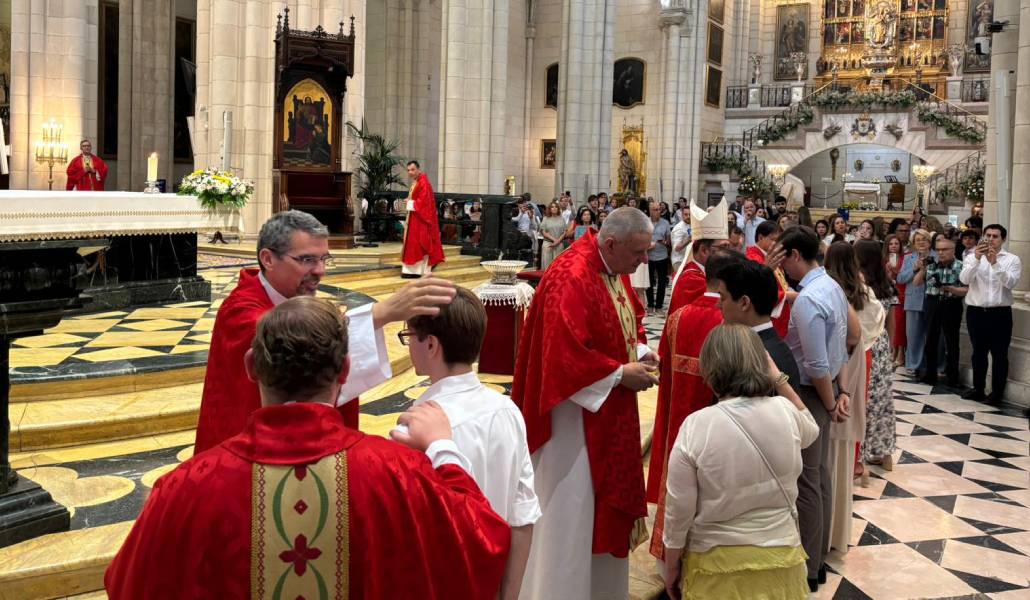 Momento de la imposición de las manos. Foto: Luis Miguel Modino.