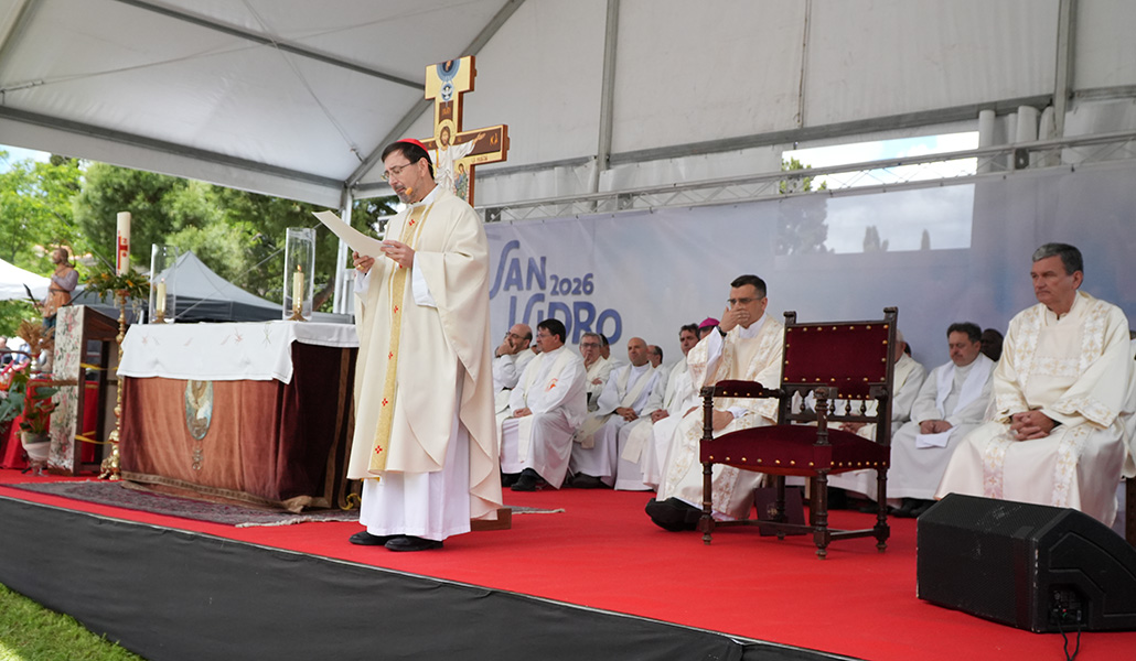 El cardenal José Cobo en la tradicional Misa en la pradera de San Isidro.