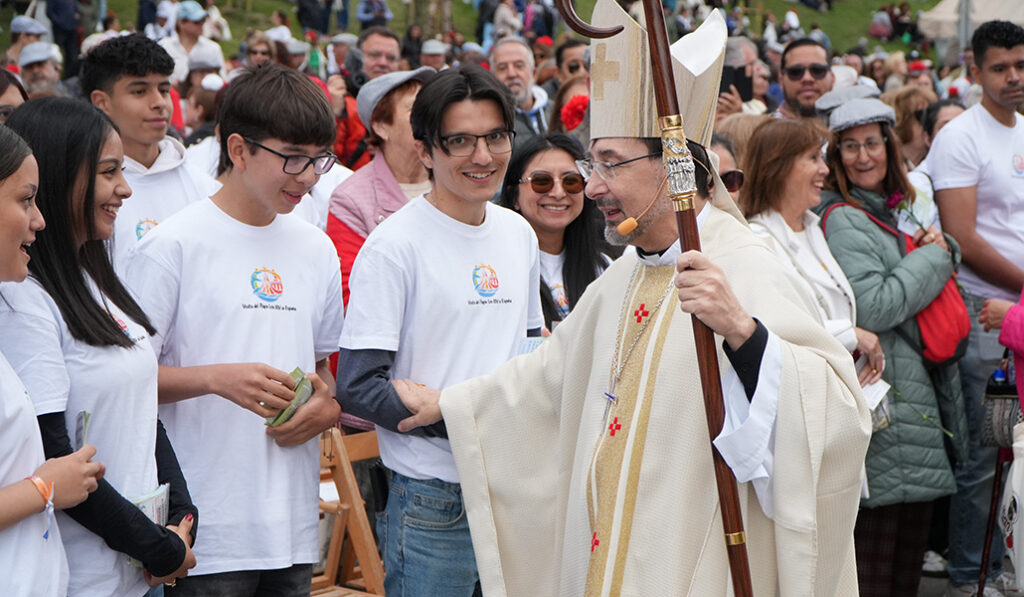Jóvenes de la archidiócesis con camisetas para la visita de León XIV a España.