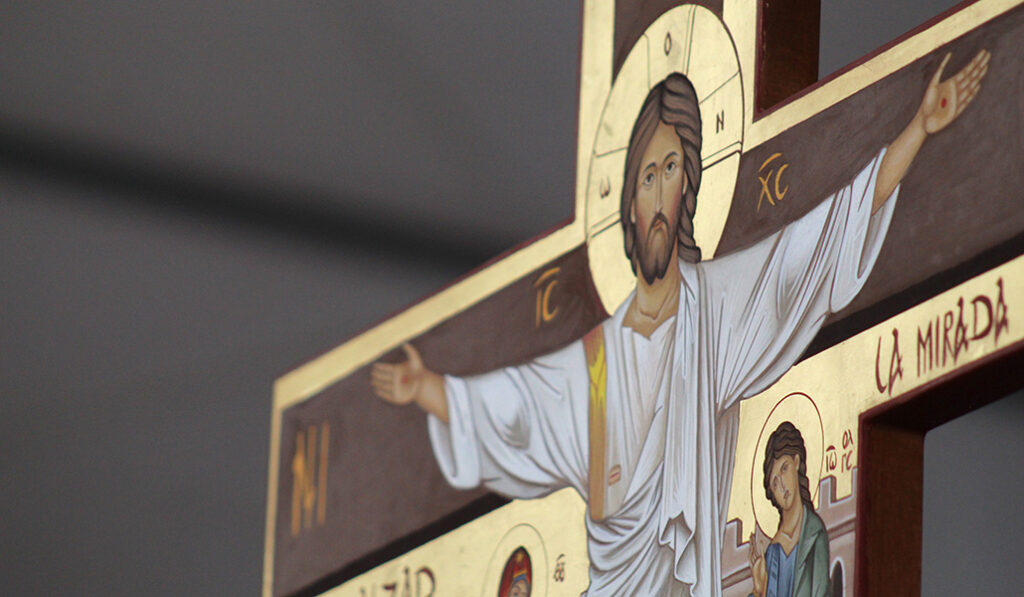 Esta cruz tiene grabado el lema de la visita papal a España: 'Alzad la mirada'.