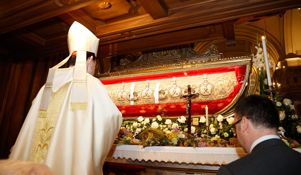 El cardenal Cobo visita todos los años el camarín sepulcral que custodia los restos incorruptos de San Isidro.