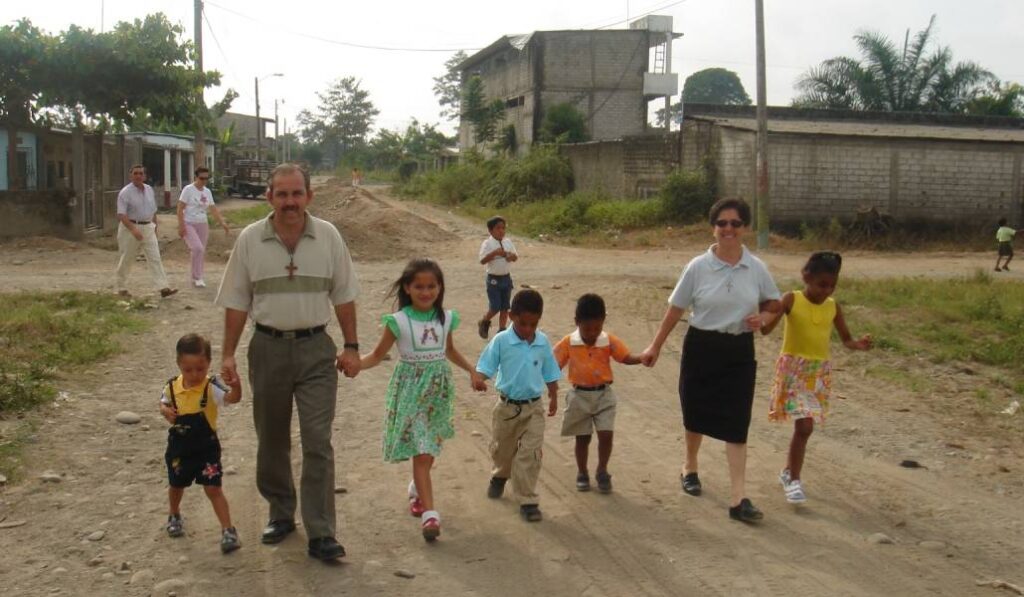 Pedro M. Salado y una de las religiosas del hogar, con varios niños. Foto: Selena Tasiguano.