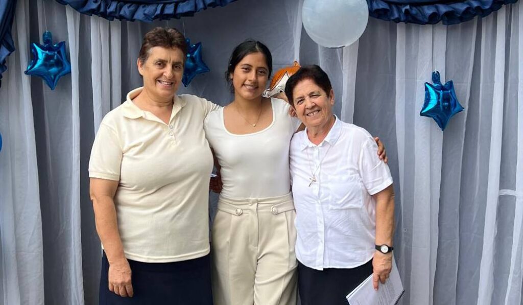 La joven con las hermanas Rosita y Juani. Foto: cedida por Selena Tasiguano.