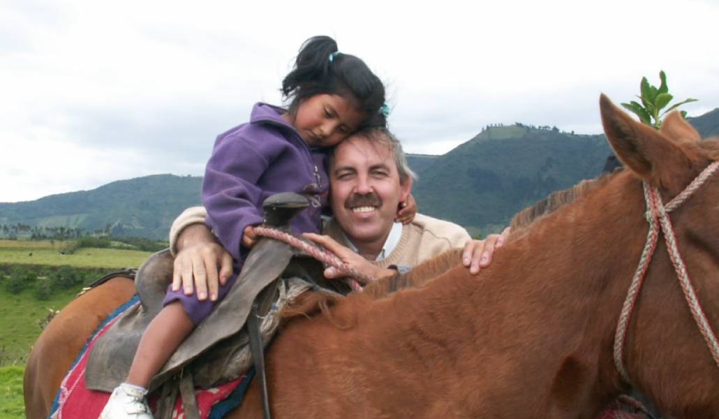 Selena, de niña, con el hermano Pedro Salado. Foto: cedida por Selena Tasiguano.