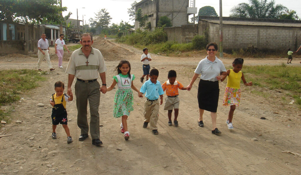 Salado y una de las religiosas del hogar, con varios niños.