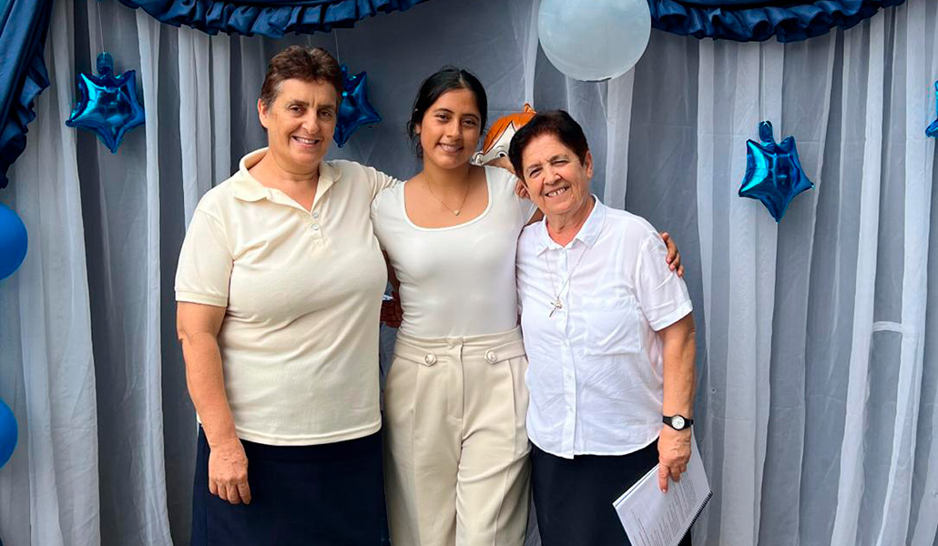 La joven con las hermanas Rosita y Juani, en una fiesta en el Hogar Nazaret.