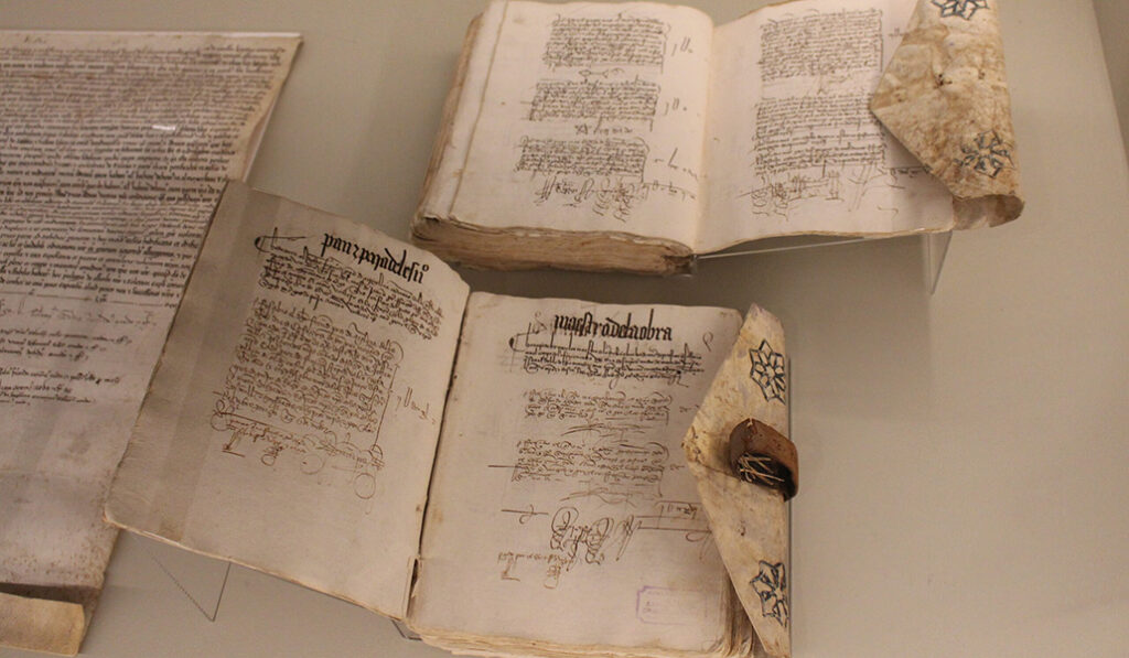 Antiguos manuscritos, entre ellos la declaración de Toledo como sede primada.