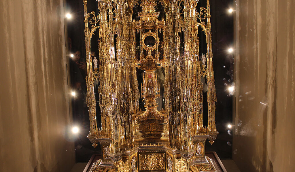 La Custodia de Enrique de Arfe en una vitrina exquisitamente iluminada.