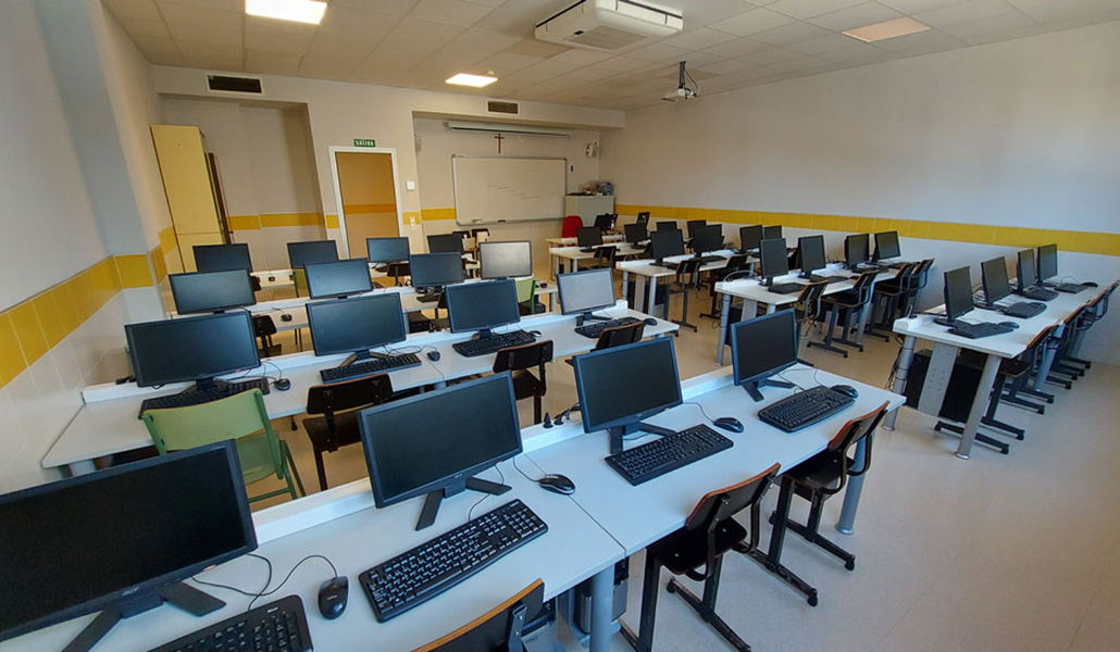 La renovación del material informático de los colegios María Inmaculada esperará hasta el curso que viene.